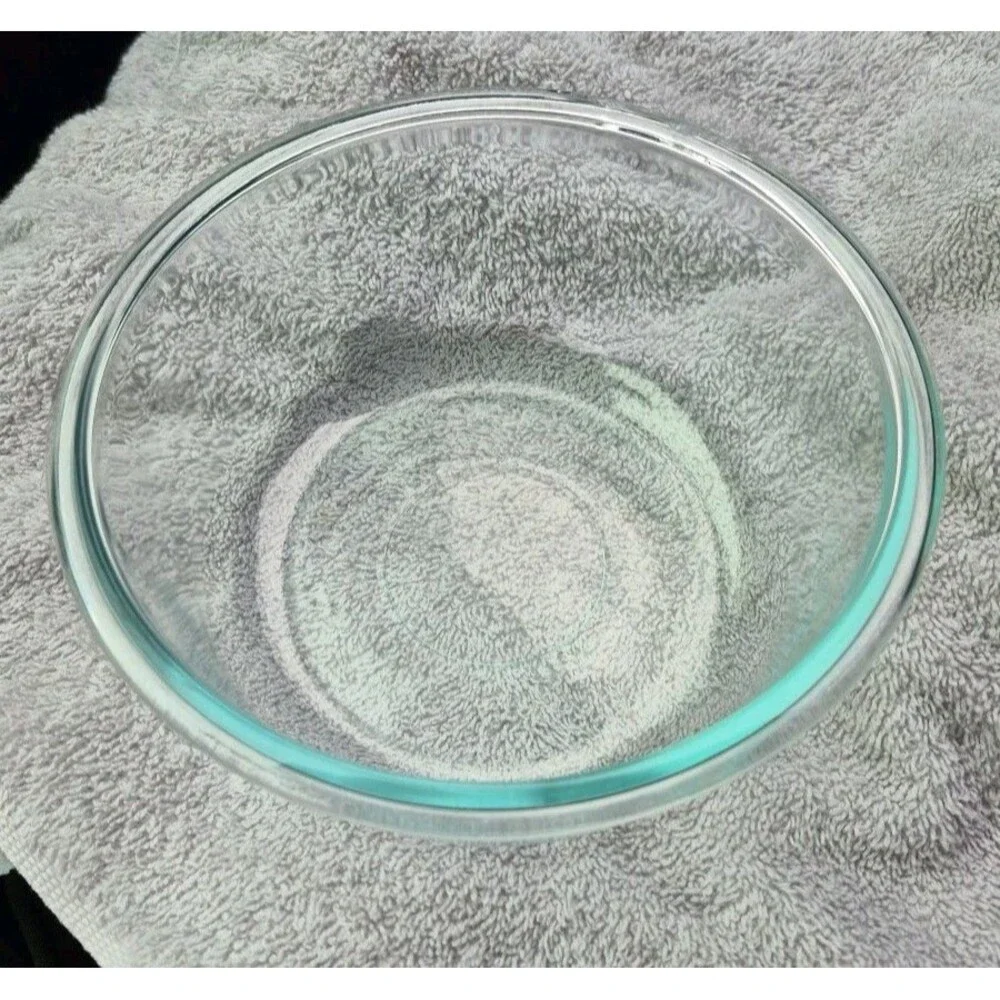 Pyrex 4 Cup Mixing Container Bowl 6 1/2 Inches Across 7201R Made In USA